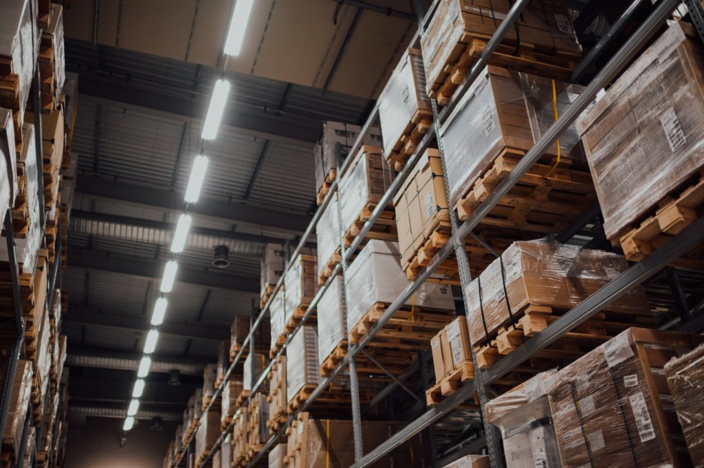 Ein Warehouse Management System wirkt sich meist positiv auf die Betriebsabläufe im gesamten Logistikprozess aus.